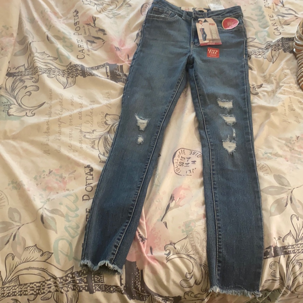 Brand New Girls Levis Jeans Ripped Style